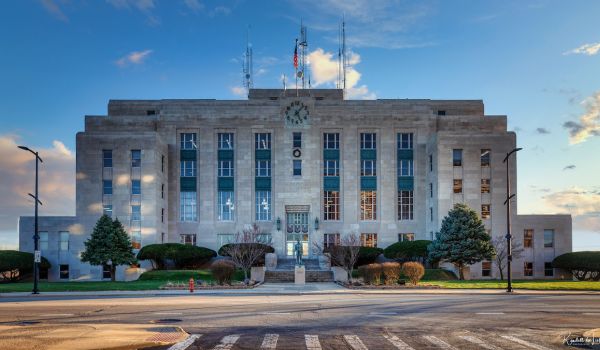 Front of courthouse in Decatur, IL, view from the street